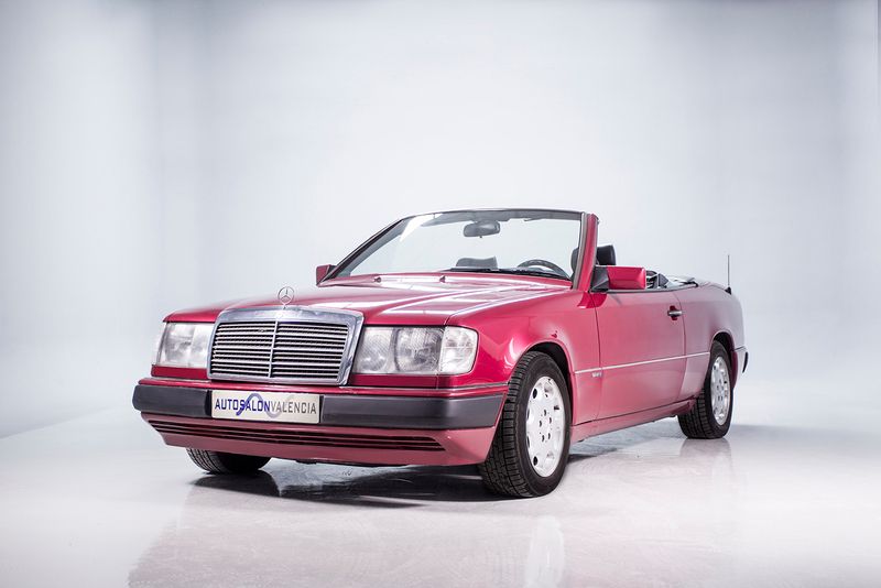Usado Mercedes E300 220 CV (161 kW) 1993 Rojo Descapotable