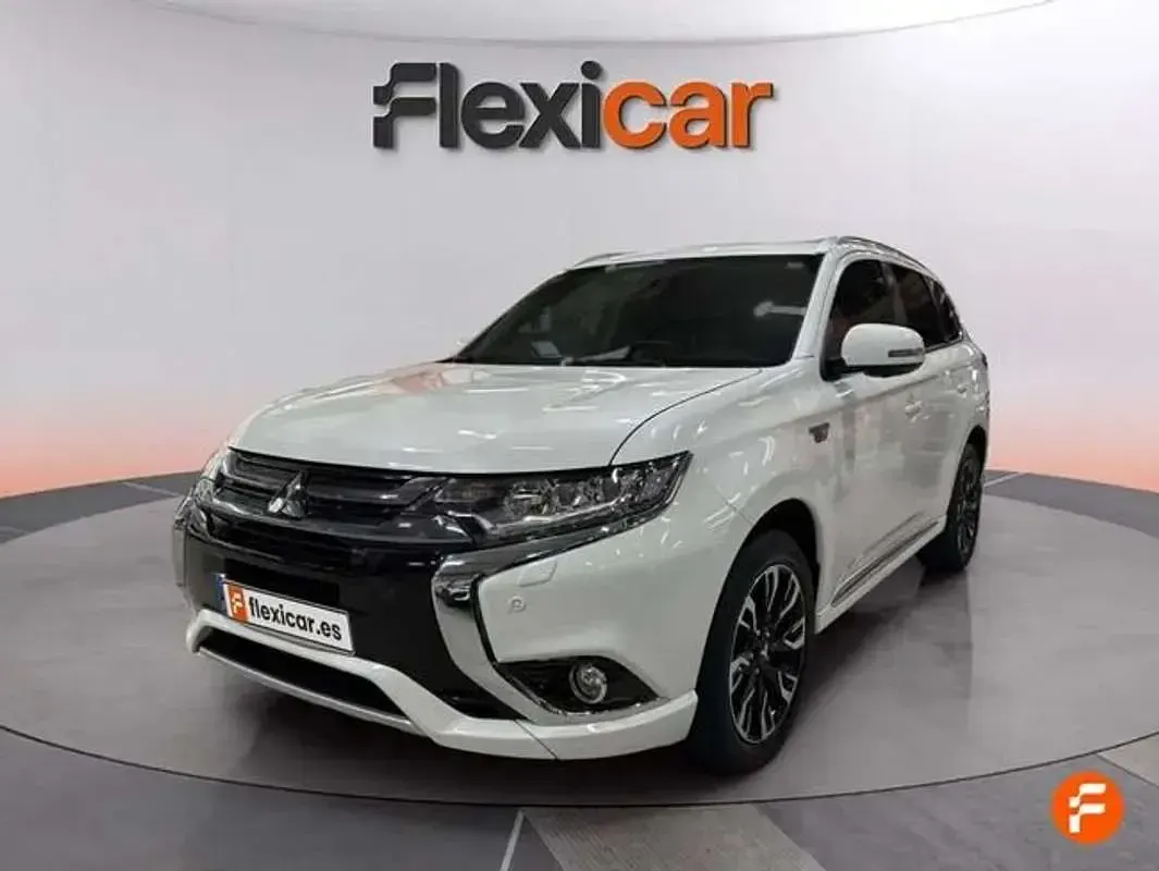 Usado Mitsubishi Outlander P-HEV 203 CV (149 kW) 2017 Blanco SUV