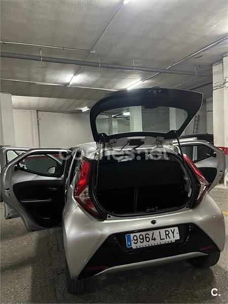 Usado Toyota Aygo X-play 72 CV (52 kW) 2021 Gris / plata Utilitario