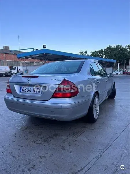 Usado Mercedes E240 Elegance 170 CV (125 kW) 2002 Gris / plata Berlina