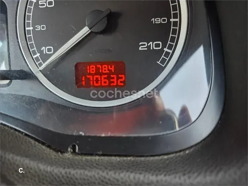 Usado Peugeot 307 110 CV (80 kW) 2003 Granate Berlina