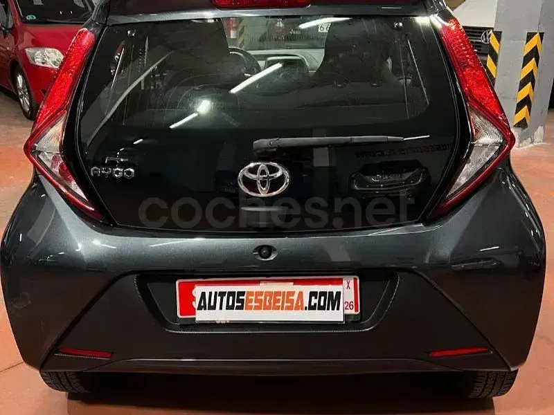 Usado Toyota Aygo x-style 72 CV (52 kW) 2021 Gris / plata Utilitario