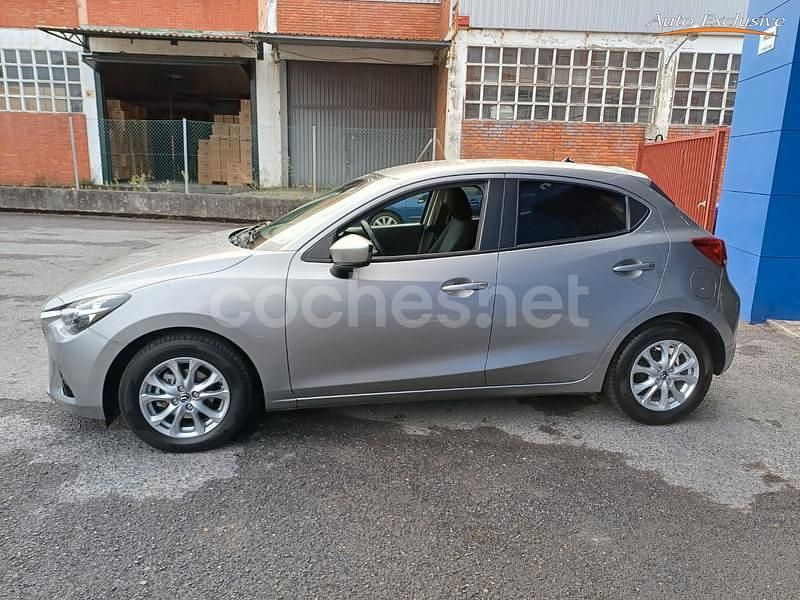 Usado Mazda 2 Style 75 CV (55 kW) 2016 Gris / plata Berlina