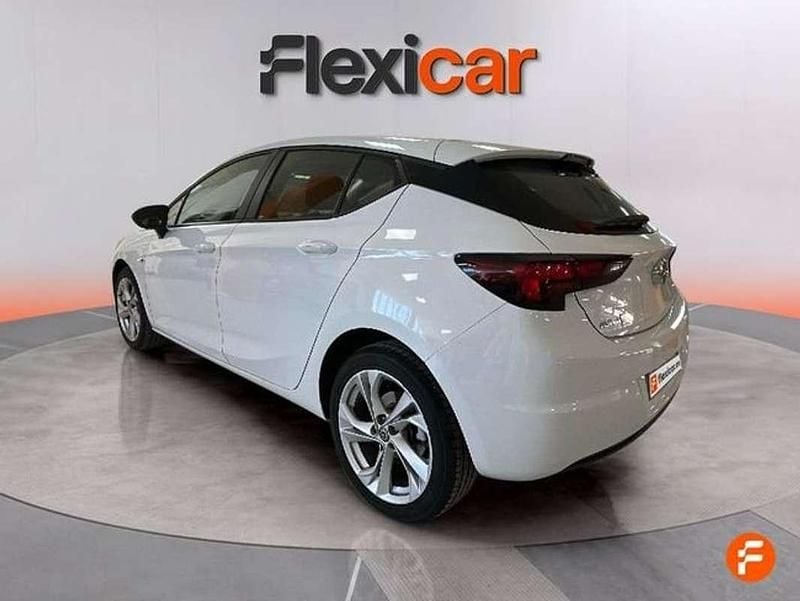 Usado Opel Astra Selective 110 CV (80 kW) 2018 Blanco Familiar