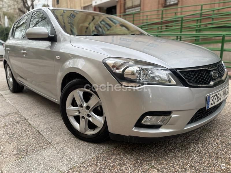 Gris / plata Usado 2012 Kia Ceed Plus Berlina | 4500 € (Super precio) - Imagen 1/4
