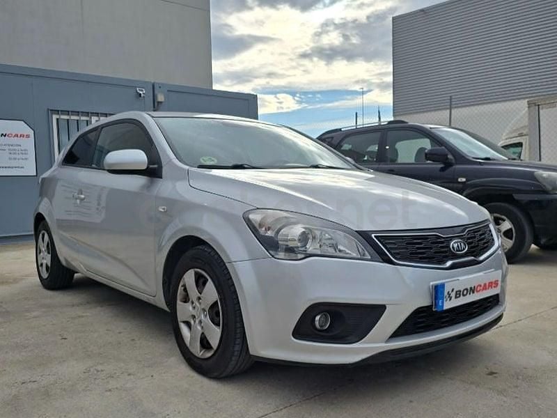 Usado Kia Ceed Plus 90 CV (66 kW) 2012 Beige Utilitario