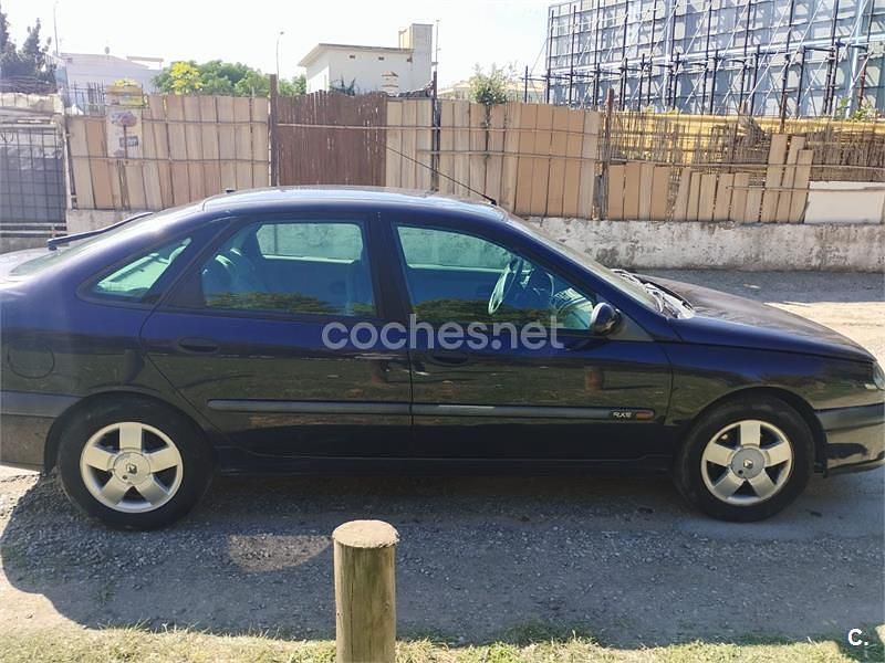 Azul Usado 2000 Renault Laguna Authentique Berlina | 700 € - Imagen 1/4