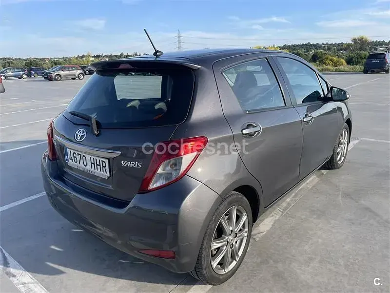 Usado Toyota Yaris Sport 99 CV (72 kW) 2011 Gris / plata Utilitario