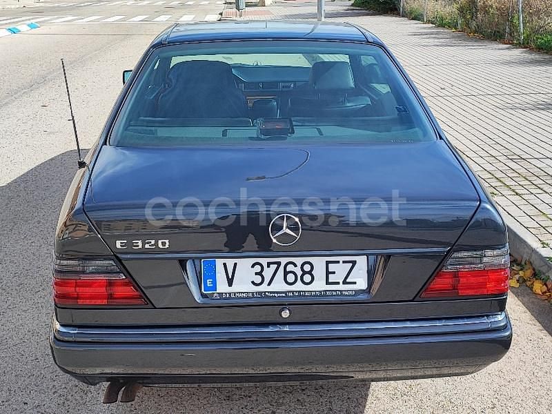 Usado Mercedes E320 220 CV (161 kW) 1995 Gris / plata Coupe