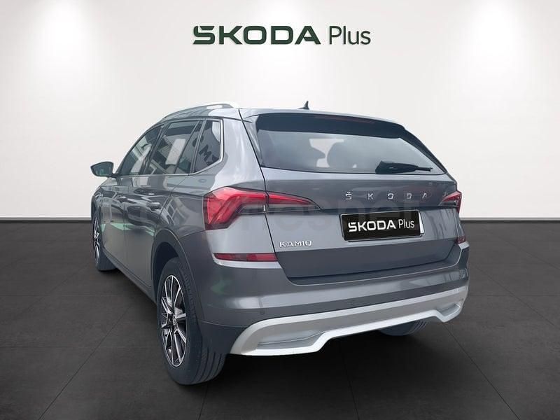 Usado Skoda Kamiq 110 CV (80 kW) 2022 Gris SUV