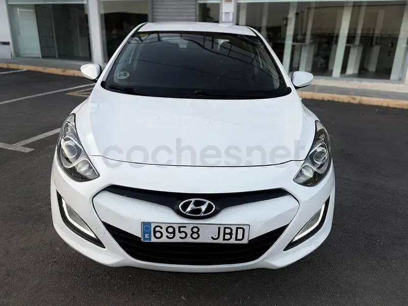 Usado Hyundai i30 Base 90 CV (66 kW) 2015 Blanco Berlina
