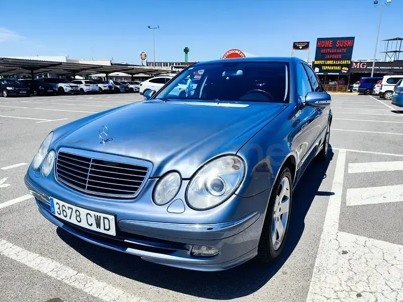 Usado Mercedes E500 Avantgarde 306 CV (225 kW) 2004 Azul Berlina