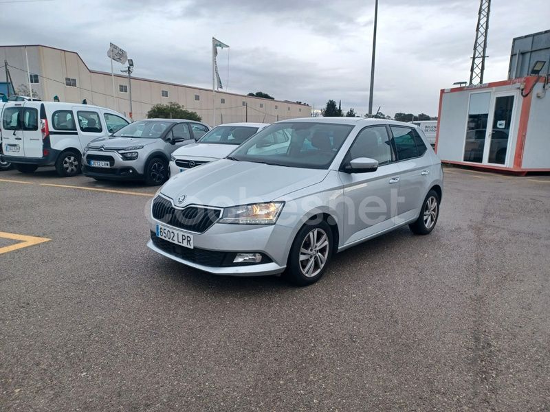 Gris / plata Usado 2021 Skoda Fabia Ambition Berlina | 10.800 € (Buen precio) - Imagen 1/4