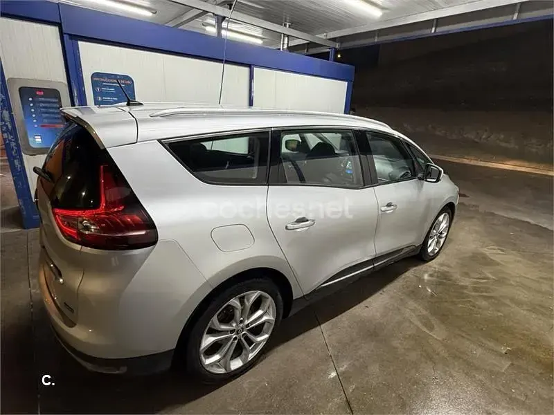 Usado Renault Grand Scénic IV Zen 110 CV (80 kW) 2018 Gris / plata Monovolumen