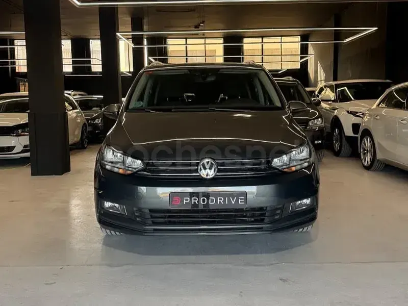 Usado VW Touran Advance 150 CV (110 kW) 2017 Gris / plata Monovolumen