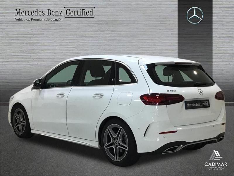 Usado Mercedes B180 AMG line 136 CV (100 kW) 2024 Blanco polar Monovolumen