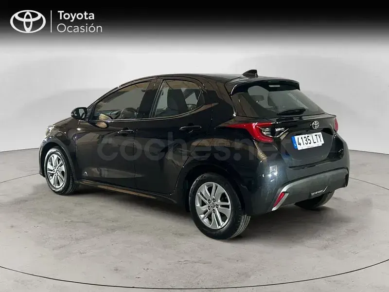 Usado Toyota Yaris 125 CV (91 kW) 2021 Negro Utilitario