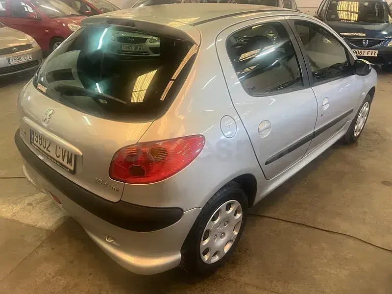 Usado Peugeot 206 70 CV (51 kW) 2004 Gris / plata Berlina