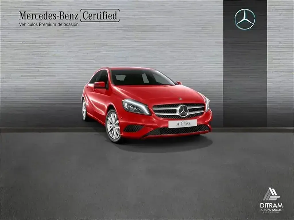 Usado Mercedes A180 Urban 109 CV (80 kW) 2013 Rojo Utilitario