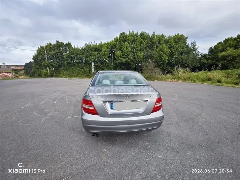 Usado Mercedes C200 Elegance 136 CV (100 kW) 2011 Gris / plata Berlina