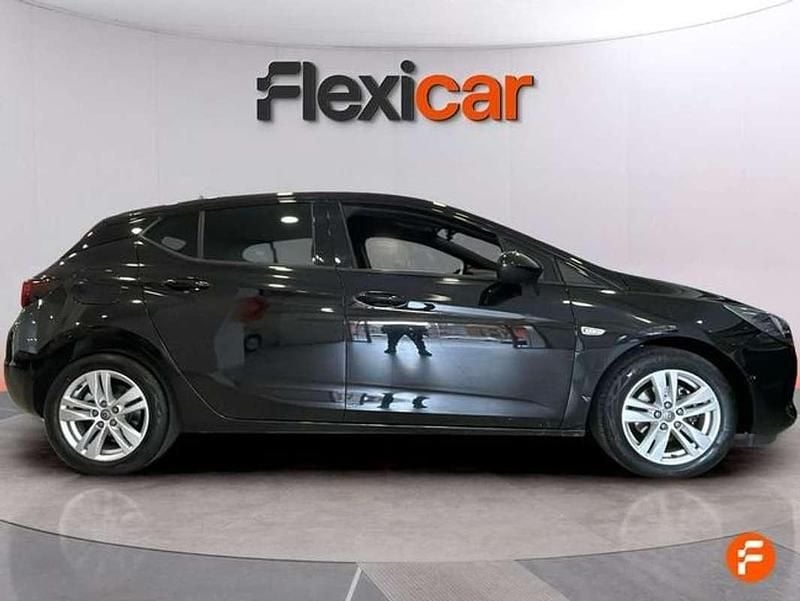 Usado Opel Astra 110 CV (80 kW) 2020 Negro Berlina