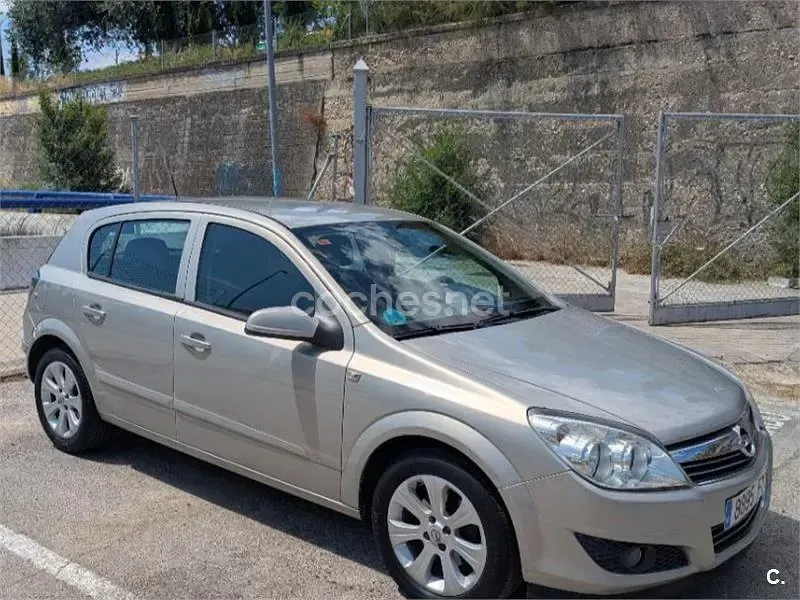 Usado Opel Astra Enjoy 105 CV (77 kW) 2007 Gris / plata Berlina