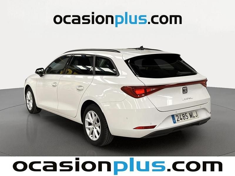 Usado Seat Leon Style 130 CV (95 kW) 2023 Blanco Monovolumen