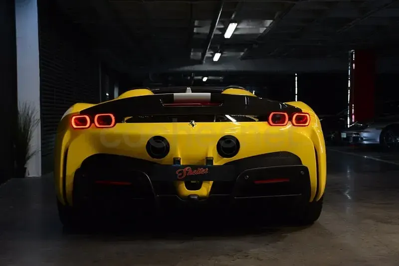 Usado Ferrari SF90 1000 CV (735 kW) 2022 Amarillo Descapotable