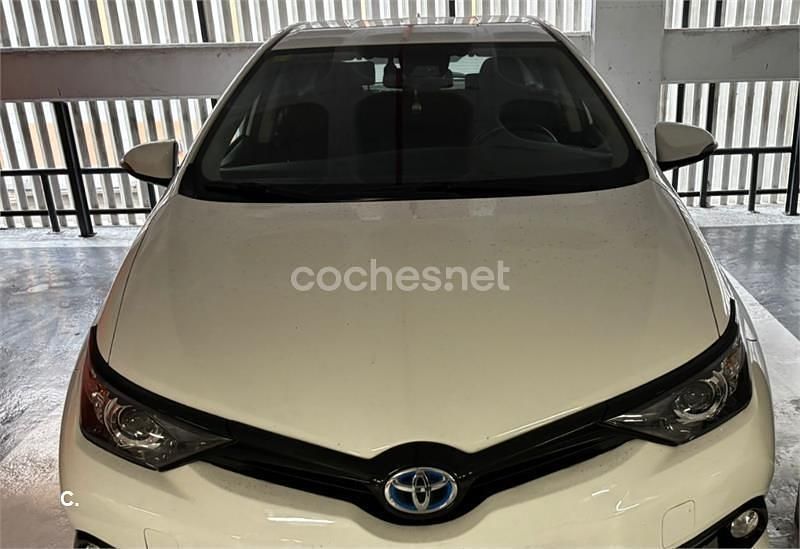 Usado Toyota Auris Hybrid 136 CV (100 kW) 2018 Blanco Berlina