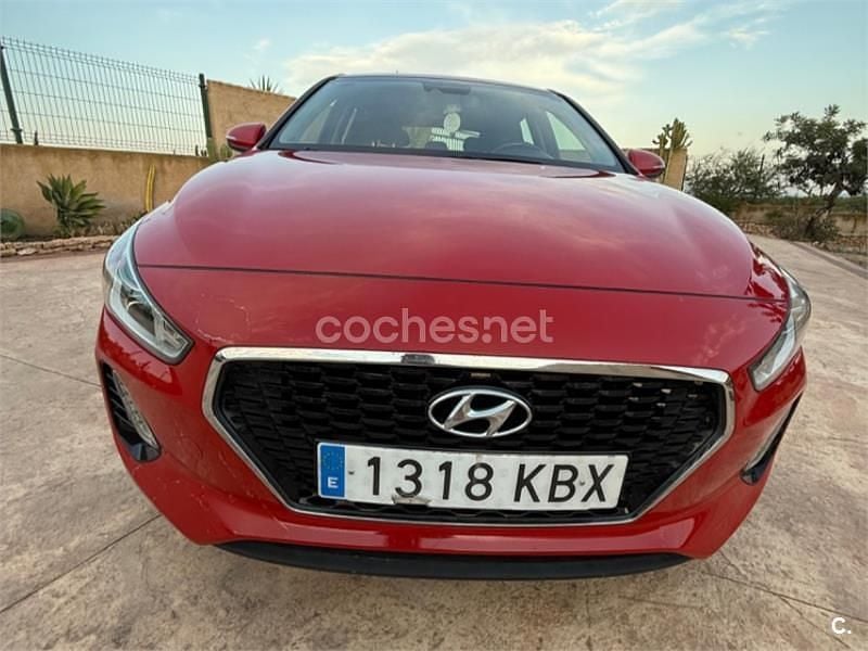 Usado Hyundai i30 110 CV (80 kW) 2017 Rojo Berlina