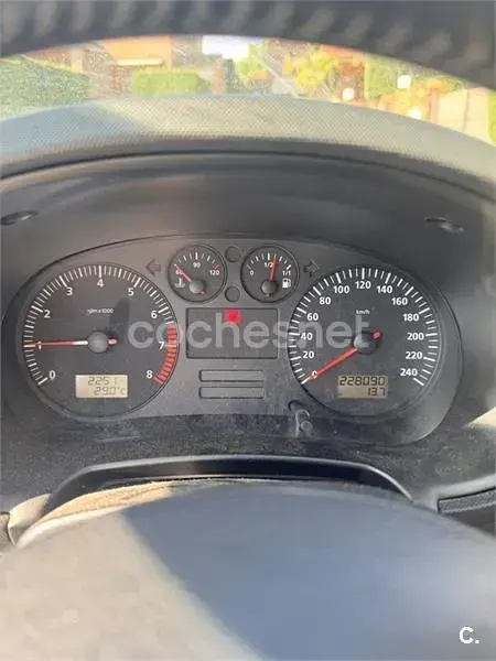 Usado Seat Leon Sport 105 CV (77 kW) 2002 Gris / plata Utilitario