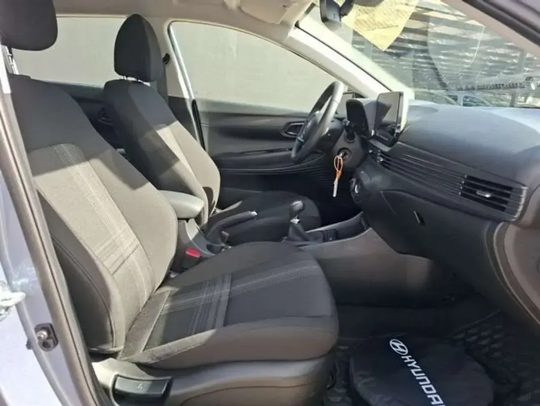 Begagnad Hyundai i20 101 HK (74 kW) 2024 Blå Halvkombi