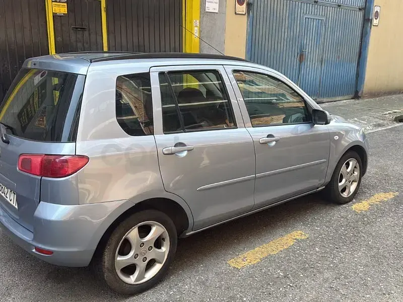 Usado Mazda 2 Sportive 68 CV (50 kW) 2004 Gris / plata Utilitario