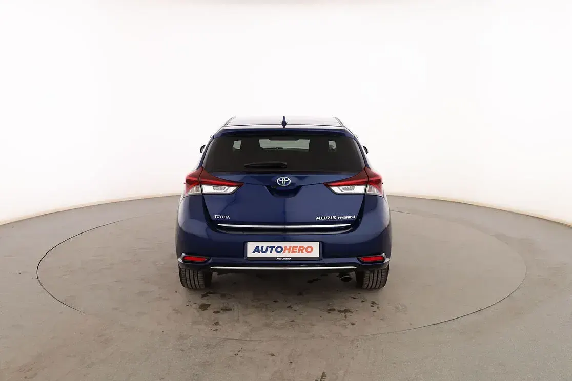 Usado Toyota Auris Hybrid Active 136 CV (100 kW) 2017 Azul Berlina