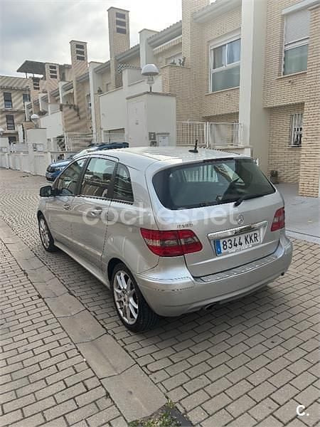 Usado Mercedes B180 116 CV (85 kW) 2010 Gris / plata Monovolumen