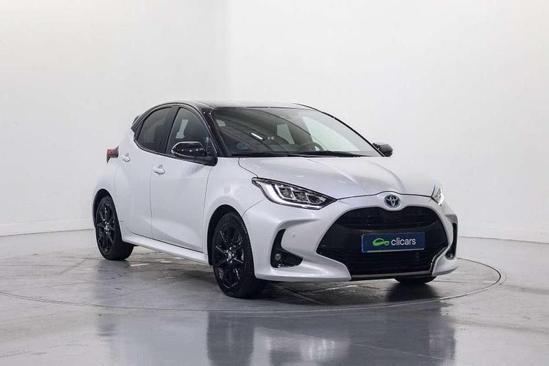 Usado Toyota Yaris Hybrid Plus 75 CV (55 kW) 2022 Blanco Berlina