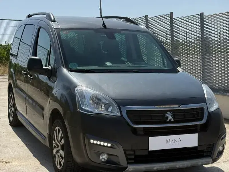 Usado Peugeot Partner Tepee Outdoor 110 CV (80 kW) 2016 Gris / plata Monovolumen