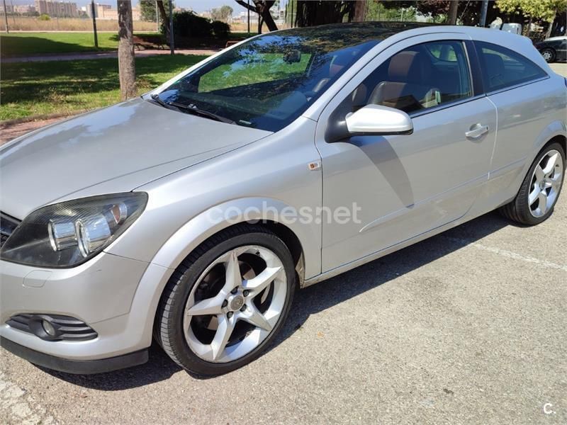 Gris / plata Usado 2008 Opel Astra GTC Sport Berlina | 5990 € (Un poco caro) - Imagen 1/4