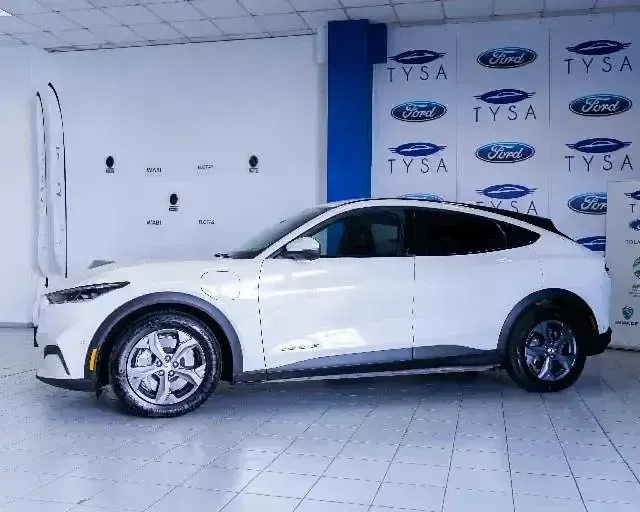 Begagnad Ford Mustang Mach-E Extended Range 216 kW (294 HK) 2022 Vit SUV