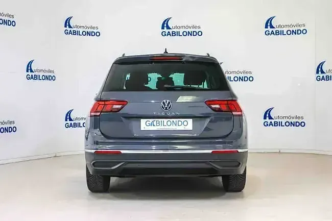 Usado VW Tiguan Life 150 CV (110 kW) 2022 Gris / plata SUV