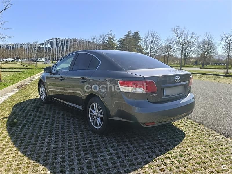 Usado Toyota Avensis Active 126 CV (92 kW) 2011 Gris / plata Berlina
