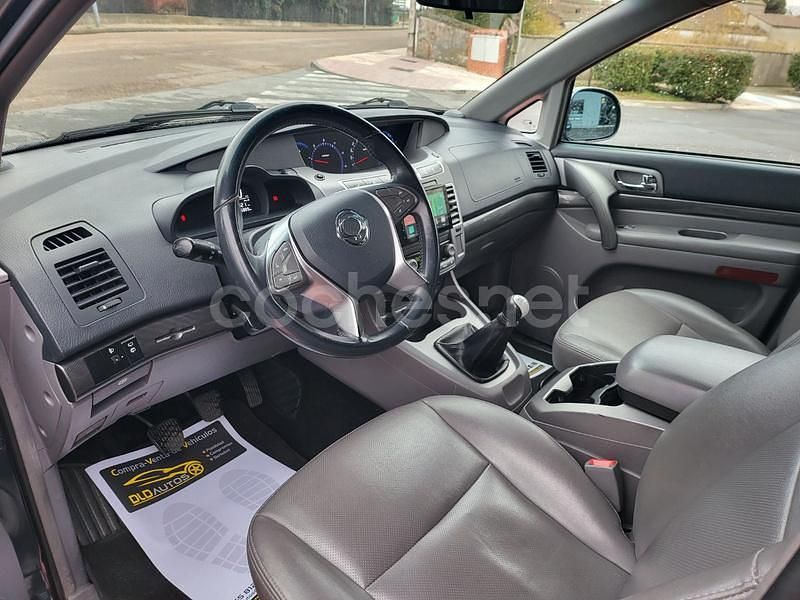 Usado Ssangyong (KGM) Rodius Limited 155 CV (114 kW) 2016 Gris / plata Monovolumen