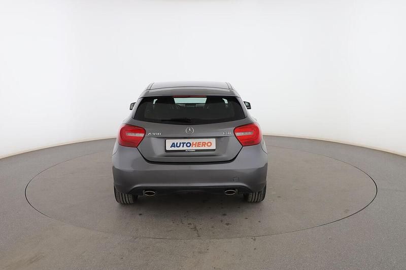 Usado Mercedes A180 Urban 111 CV (81 kW) 2015 Gris Berlina