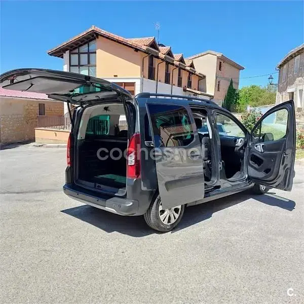 Usado Citroën Berlingo Feel 120 CV (88 kW) 2016 Gris / plata Monovolumen