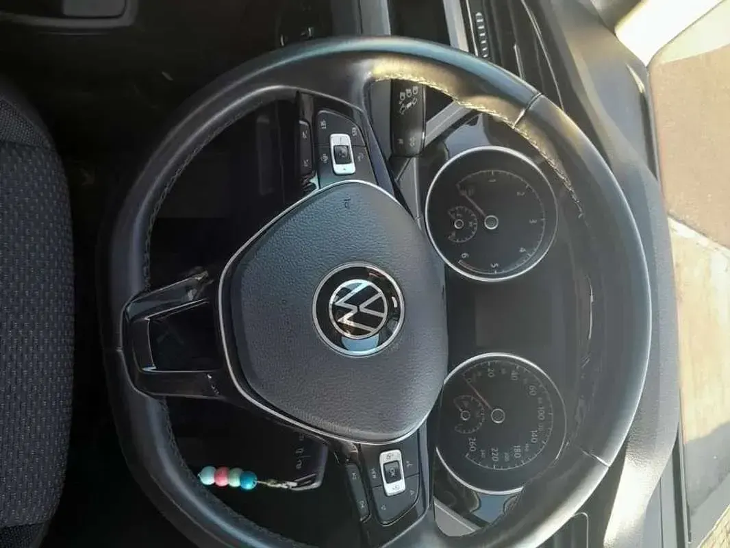 Usado VW Touran Advance 122 CV (89 kW) 2021 Gris Monovolumen