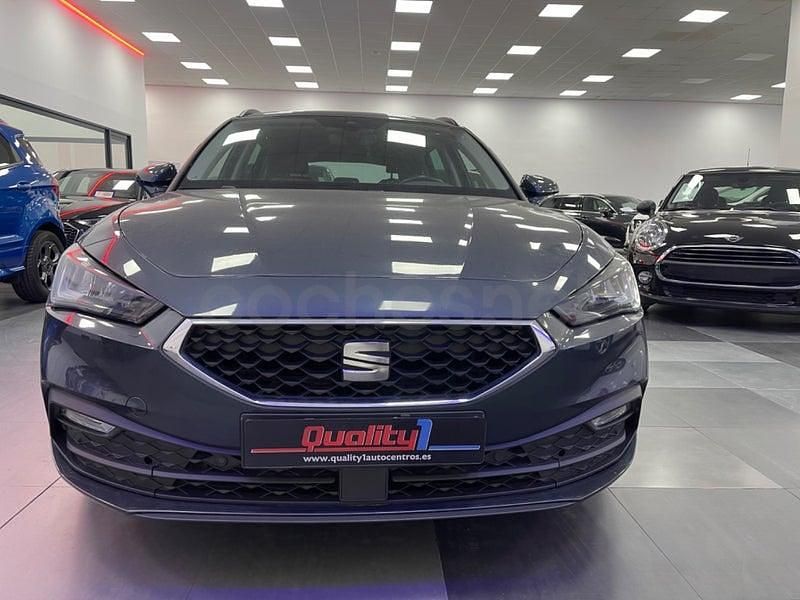 Usado Seat Leon Style 130 CV (95 kW) 2021 Gris / plata Familiar