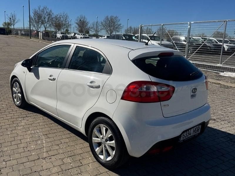 Usado Kia Rio 85 CV (62 kW) 2011 Blanco Berlina