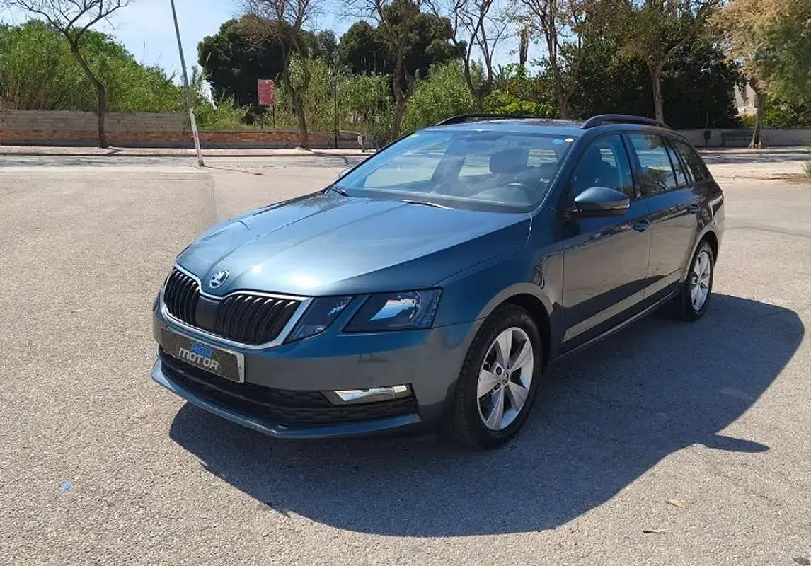 Usado Skoda Octavia Style 131 CV (96 kW) 2020 Gris Familiar