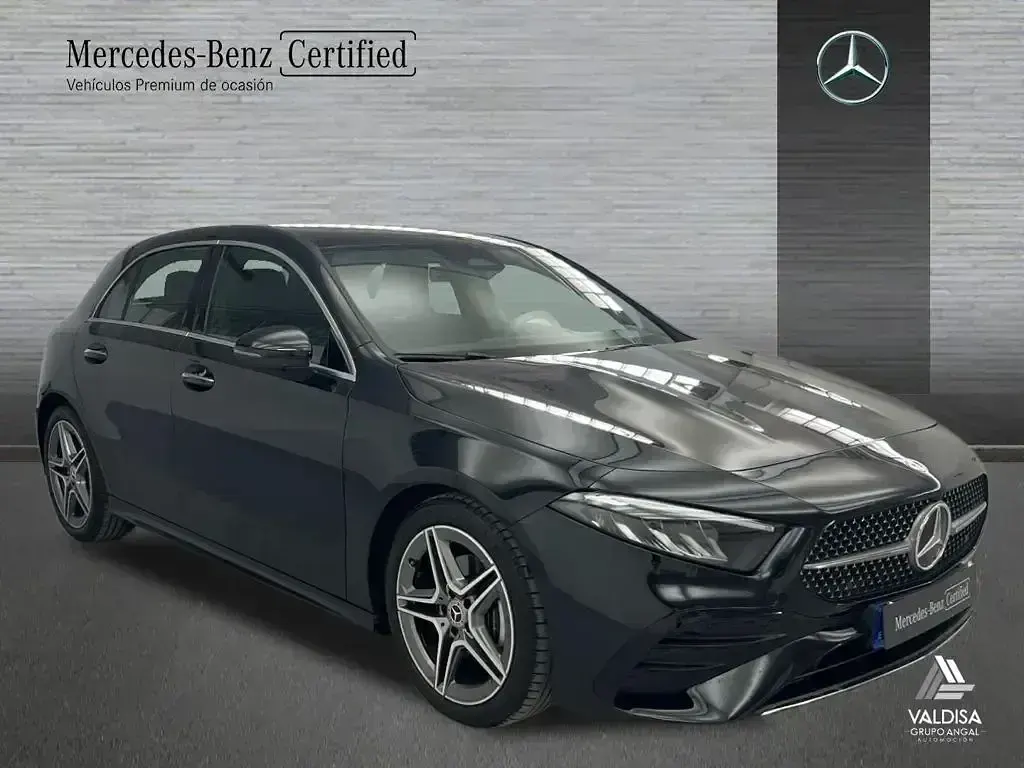 Usado Mercedes A180 AMG line 116 CV (85 kW) 2023 Negro Berlina