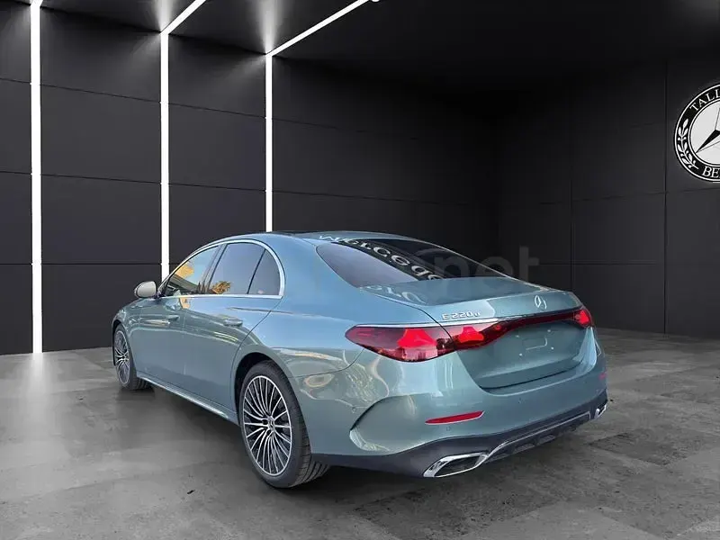 Nuevo Mercedes E220 197 CV (144 kW) 2026 Verde Berlina